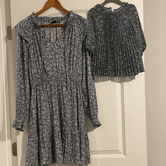 GAP Dresses & Skirts - GAP Black & White Floral Long-Sleeve Dress